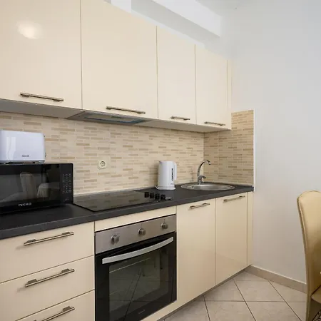 Serene Summer Oasis - Pool, Jacuzzi, Sauna, Sea View - Lara Apartment