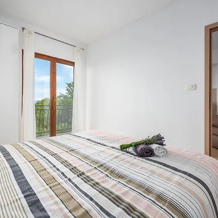 Serene Summer Oasis - Pool, Jacuzzi, Sauna, Sea View - Lara Apartment